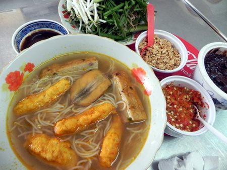 Canh dừa non: Canh dừa không chỉ là một món ăn rất được mọi người ưa thích, mà trong dừa còn có rất nhiều lợi ích cho sức khỏe như: khả năng kích thích sinh tân dịch, ích khí, kiện tỳ, lợi thuỷ, nên rất thích hợp cho người vị âm bất túc, tân dịch tổn thương, miệng khát, khí hư, phù nề. Xem thêm: Những thực phẩm cực tốt cho "đấng mày râu"/ Những loài cá nước ngọt cực tốt cho sức khỏe Canh dừa non: Canh dừa không chỉ là một món ăn rất được mọi người ưa thích, mà trong dừa còn có rất nhiều lợi ích cho sức khỏe như: khả năng kích thích sinh tân dịch, ích khí, kiện tỳ, lợi thuỷ, nên rất thích hợp cho người vị âm bất túc, tân dịch tổn thương, miệng khát, khí hư, phù nề. Xem thêm: Những thực phẩm cực tốt cho "đấng mày râu"/ Những loài cá nước ngọt cực tốt cho sức khỏe