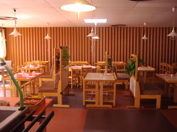 Tuy nhiên, ở Pháp thì canteen được thiết kế đơn giản hơn rất nhiều so với các trường tại Mỹ . Đây chính là nơi ăn uống của học sinh trường đại học Paris.