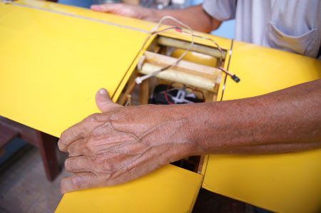 Sau cả quá trình khổ công ấy, chiếc máy bay đã hoàn thiện sẽ chờ ngày cất cánh tại sân bay Gia Lâm vào một ngày mà chủ nhân của nó rảnh rỗi. Sau cả quá trình khổ công ấy, chiếc máy bay đã hoàn thiện sẽ chờ ngày cất cánh tại sân bay Gia Lâm vào một ngày mà chủ nhân của nó rảnh rỗi.