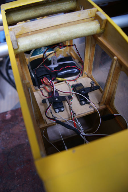 Theo ông Hạnh, động cơ điện có công suất hạn chế nên chỉ có thể trang bị cho các mô hình có trọng lượng nhỏ và đơn giản. Trong khi đó, động cơ điện có công suất lớn nên ứng dụng được trong những mô hình lớn và phức tạp hơn nhiều lần. “Mô hình dùng động cơ nố khi bay tạo ra tiếng ồn như máy bay thật, nghe rất… sướng”, ông Hạnh nói. Theo ông Hạnh, động cơ điện có công suất hạn chế nên chỉ có thể trang bị cho các mô hình có trọng lượng nhỏ và đơn giản. Trong khi đó, động cơ điện có công suất lớn nên ứng dụng được trong những mô hình lớn và phức tạp hơn nhiều lần. “Mô hình dùng động cơ nố khi bay tạo ra tiếng ồn như máy bay thật, nghe rất… sướng”, ông Hạnh nói.