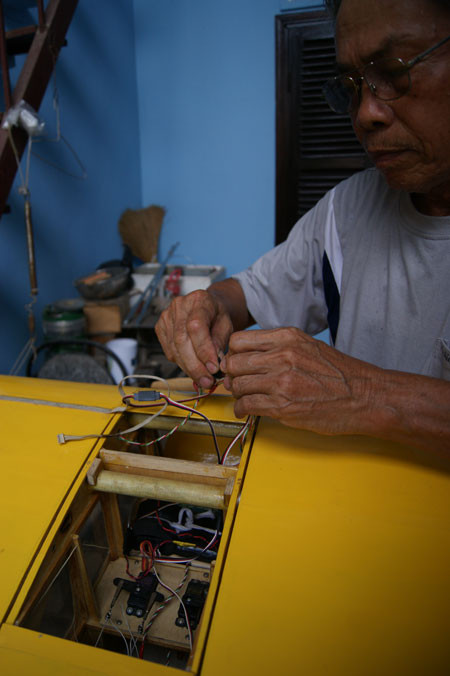 Các lựa chọn về động cơ của mô hình máy bay rất phong phú, từ mô hình lượn không động cơ cho đến mô hình có động cơ điều khiển từ xa, từ mô hình dùng động cơ điện chạy pin Li-Po đến động cơ máy nổ chạy bằng xăng hoặc cồn… Ông Hạnh chuyên về mô hình máy bay động cơ nổ - loại mô hình chuyên nghiệp và gần với máy bay thực tế nhất. Các lựa chọn về động cơ của mô hình máy bay rất phong phú, từ mô hình lượn không động cơ cho đến mô hình có động cơ điều khiển từ xa, từ mô hình dùng động cơ điện chạy pin Li-Po đến động cơ máy nổ chạy bằng xăng hoặc cồn… Ông Hạnh chuyên về mô hình máy bay động cơ nổ - loại mô hình chuyên nghiệp và gần với máy bay thực tế nhất.