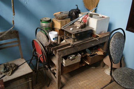 Khi về hưu, ông lại được sống trọn vẹn cùng niềm đam mê của mình. Hàng ngày, ông cặm cụi ở “xưởng” chế tạo nằm trên tầng thượng của nhà riêng để hoàn thiện từng bản thiết kế, chế tác từng chi tiết, đấu từng mạch điện cho mỗi chiếc máy bay của mình. Khi về hưu, ông lại được sống trọn vẹn cùng niềm đam mê của mình. Hàng ngày, ông cặm cụi ở “xưởng” chế tạo nằm trên tầng thượng của nhà riêng để hoàn thiện từng bản thiết kế, chế tác từng chi tiết, đấu từng mạch điện cho mỗi chiếc máy bay của mình.