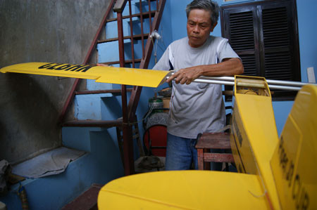 Báo cáo khoa học của ông Phạm Cao Hạnh đã nhận được sự đồng tình của lãnh đạo Binh chủng. Từ năm 1994, việc ứng dụng máy bay mô hình điều khiển từ xa làm mô hình tập bắn cho bộ đội phòng không đã được triển khai thí điểm và nhanh chóng được nhân rộng ở nhiều đơn vị. Ông Hạnh vừa hướng dẫn kỹ thuật bay, vừa là người tự tay sản xuất máy bay mô hình phục vụ việc huấn luyện bộ đội phòng không. Đến nay, ông không thể nhớ mình đã sản xuất ra bao nhiêu mô hình máy bay… Báo cáo khoa học của ông Phạm Cao Hạnh đã nhận được sự đồng tình của lãnh đạo Binh chủng. Từ năm 1994, việc ứng dụng máy bay mô hình điều khiển từ xa làm mô hình tập bắn cho bộ đội phòng không đã được triển khai thí điểm và nhanh chóng được nhân rộng ở nhiều đơn vị. Ông Hạnh vừa hướng dẫn kỹ thuật bay, vừa là người tự tay sản xuất máy bay mô hình phục vụ việc huấn luyện bộ đội phòng không. Đến nay, ông không thể nhớ mình đã sản xuất ra bao nhiêu mô hình máy bay…