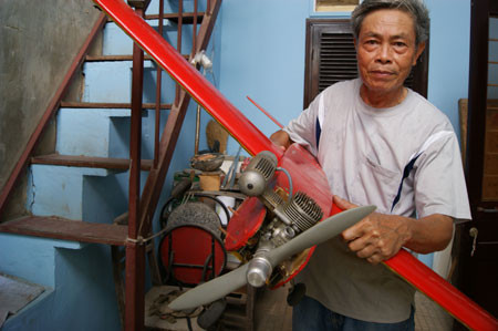 Ông Phạm Cao Hạnh tâm niệm: chơi máy bay mô hình điều khiển từ xa thuần túy đã thú vị, nhưng ứng dụng được thú chơi này vào cuộc sống, đặc biệt là phục vụ cho quốc phòng lại càng có ý nghĩa. Và điều này hoàn toàn đúng với trường hợp của ông. “Đối với tôi máy bay mô hình không chỉ là một thú chơi mà còn là sự đóng góp không nhỏ cho công tác huấn luyện của bộ đội phòng không Việt Nam”, ông chia sẻ. Ông Phạm Cao Hạnh tâm niệm: chơi máy bay mô hình điều khiển từ xa thuần túy đã thú vị, nhưng ứng dụng được thú chơi này vào cuộc sống, đặc biệt là phục vụ cho quốc phòng lại càng có ý nghĩa. Và điều này hoàn toàn đúng với trường hợp của ông. “Đối với tôi máy bay mô hình không chỉ là một thú chơi mà còn là sự đóng góp không nhỏ cho công tác huấn luyện của bộ đội phòng không Việt Nam”, ông chia sẻ.