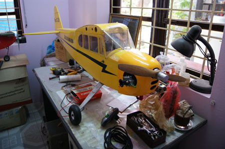 Với yêu cầu mô hình có kích thước lớn bằng máy bay thật và đạt tốc độ 400m/s, ông Hạnh biện luận: Nếu làm máy bay mô hình có tỉ lệ bằng 1/10 máy bay thật, tốc độ bay đạt 40m/s (bằng 1/10 so với yêu cầu ban đầu) thì thao tác xạ kích hoàn toàn giống nhau ở tốc độ góc, đáp ứng được yêu cầu đề ra. Ngoài ra, với việc sử dụng máy bay mô hình điều khiển từ xa, chi phí dành cho việc huấn luyện bộ đội phòng không tập bắn là rất "mềm". Với yêu cầu mô hình có kích thước lớn bằng máy bay thật và đạt tốc độ 400m/s, ông Hạnh biện luận: Nếu làm máy bay mô hình có tỉ lệ bằng 1/10 máy bay thật, tốc độ bay đạt 40m/s (bằng 1/10 so với yêu cầu ban đầu) thì thao tác xạ kích hoàn toàn giống nhau ở tốc độ góc, đáp ứng được yêu cầu đề ra. Ngoài ra, với việc sử dụng máy bay mô hình điều khiển từ xa, chi phí dành cho việc huấn luyện bộ đội phòng không tập bắn là rất "mềm".