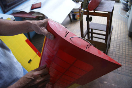 Có chứng khiến quá trình chế tạo máy bay của ông Hạnh mới thấy sự kỳ công của thú chơi này. Để hoàn chỉnh một chiếc máy bay, người chế tạo vừa phải là một thợ mộc để biết cưa xẻ gọt đẽo và lắp ráp từng chi tiết chính xác bằng gỗ, vừa là một kỹ sư hàng không để bảo đảm mô hình đáp ứng mọi nguyên tắc khí động học, vừa là một thợ máy lành nghề để tất cả các phần của chiếc máy bay có thể hoạt động đồng bộ… Có chứng khiến quá trình chế tạo máy bay của ông Hạnh mới thấy sự kỳ công của thú chơi này. Để hoàn chỉnh một chiếc máy bay, người chế tạo vừa phải là một thợ mộc để biết cưa xẻ gọt đẽo và lắp ráp từng chi tiết chính xác bằng gỗ, vừa là một kỹ sư hàng không để bảo đảm mô hình đáp ứng mọi nguyên tắc khí động học, vừa là một thợ máy lành nghề để tất cả các phần của chiếc máy bay có thể hoạt động đồng bộ…