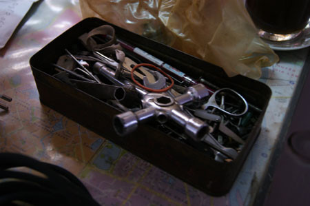 Ông kể: Năm 1993, trong một hội thảo khoa học do Binh chủng Phòng không – Không quân tổ chức, một lãnh đạo của Binh chủng đã đặt ra yêu cầu về mô hình bay cho bộ đội phòng không tập bắn đạn thật. “Đề bài” được đưa ra là: mô hình bay phải có kích thước bằng máy bay thật, có tốc độ bay tương đương 400m/s, đạt độ cao 400m và khi bắn không trúng có thể thu hồi để sử dụng tiếp. Đây là một bài toán rất hóc búa bởi trên thực tế chỉ có… máy bay thật mới đáp ứng hoàn toàn những yêu cầu kể trên. Vào khoảng thời gian đó, điều này là không khả thi trong điều kiện của Việt Nam. Ông kể: Năm 1993, trong một hội thảo khoa học do Binh chủng Phòng không – Không quân tổ chức, một lãnh đạo của Binh chủng đã đặt ra yêu cầu về mô hình bay cho bộ đội phòng không tập bắn đạn thật. “Đề bài” được đưa ra là: mô hình bay phải có kích thước bằng máy bay thật, có tốc độ bay tương đương 400m/s, đạt độ cao 400m và khi bắn không trúng có thể thu hồi để sử dụng tiếp. Đây là một bài toán rất hóc búa bởi trên thực tế chỉ có… máy bay thật mới đáp ứng hoàn toàn những yêu cầu kể trên. Vào khoảng thời gian đó, điều này là không khả thi trong điều kiện của Việt Nam.