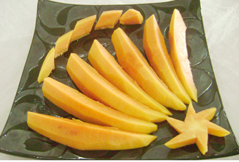 Đu Đủ: Đu đủ cũng là một trái cây tuyệt vời của mùa hè. Đu đủ cung cấp lượng vitamin C lên tới 300% nhu cầu hàng ngày. Vitamin A và vitamin E trong đu đủ kết hợp với nhau có tác dụng ngăn chặn quá trình oxy hóa cholesterol từ đó giảm nguy cơ mắc bệnh tim mạch. Hai enzyme tiêu hóa là papain và chymopapain có trong đu đủ giúp giảm viêm, rất tốt đối với những người bị viêm khớp hoặc viêm khớp dạng cấp. Xem thêm: Những thực phẩm cực tốt giúp thanh nhiệt, giải độc trong mùa hè (P2) / Điểm mặt một số loại rượu ngâm thảo dược cực tốt cho sức khỏe Đu Đủ: Đu đủ cũng là một trái cây tuyệt vời của mùa hè. Đu đủ cung cấp lượng vitamin C lên tới 300% nhu cầu hàng ngày. Vitamin A và vitamin E trong đu đủ kết hợp với nhau có tác dụng ngăn chặn quá trình oxy hóa cholesterol từ đó giảm nguy cơ mắc bệnh tim mạch. Hai enzyme tiêu hóa là papain và chymopapain có trong đu đủ giúp giảm viêm, rất tốt đối với những người bị viêm khớp hoặc viêm khớp dạng cấp. Xem thêm: Những thực phẩm cực tốt giúp thanh nhiệt, giải độc trong mùa hè (P2) / Điểm mặt một số loại rượu ngâm thảo dược cực tốt cho sức khỏe