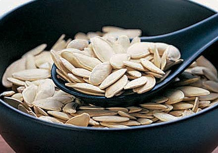 Năm mươi gam hạt bí bảo vệ tuyến tiền liệt: Tuyến tiền liệt là vấn đề thường gặp rắc rối của nam giới trong độ tuổi trung niên. Mỗi ngày kiên trì ăn 1 nắm hạt bí (khoảng 50g) thì các bệnh về tuyến tiền liệt sẽ ít bị "quấy nhiễu". Xem thêm: Những thực phẩm cực tốt giúp thanh nhiệt, giải độc trong mùa hè (P2) / Điểm mặt một số loại rượu ngâm thảo dược cực tốt cho sức khỏe Năm mươi gam hạt bí bảo vệ tuyến tiền liệt: Tuyến tiền liệt là vấn đề thường gặp rắc rối của nam giới trong độ tuổi trung niên. Mỗi ngày kiên trì ăn 1 nắm hạt bí (khoảng 50g) thì các bệnh về tuyến tiền liệt sẽ ít bị "quấy nhiễu". Xem thêm: Những thực phẩm cực tốt giúp thanh nhiệt, giải độc trong mùa hè (P2) / Điểm mặt một số loại rượu ngâm thảo dược cực tốt cho sức khỏe