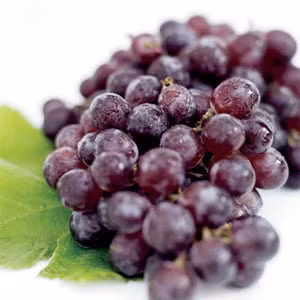 Mười quả nho "đánh bật" trúng gió: Nam giới có tỉ lệ mắc bệnh tim và nguy cơ trúng gió lớn hơn nữ giới. Chỉ cần mỗi ngày kiên trì ăn 10 quả nho, tốt nhất là ăn cả vỏ thì có thể nhẹ nhàng "giải quyết" những vấn đề trên. Xem thêm: Những thực phẩm cực tốt giúp thanh nhiệt, giải độc trong mùa hè (P2) / Điểm mặt một số loại rượu ngâm thảo dược cực tốt cho sức khỏe