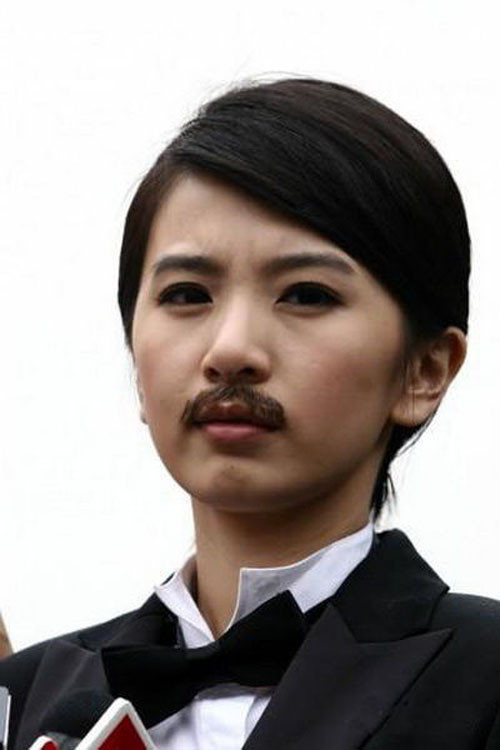 4. Hebe: Cô nàng Hebe của nhóm nhạc SHE cũng từng có tạo hình giả trai vô cùng hài hước. Mái tóc ngắn chải gọn về phía sau, bộ râu giả và bộ vest giúp Hebe ra dáng một quý ông. Xem thêm: Những gương mặt make up "thất bại" của người đẹp / Quá sành điệu, Phạm Băng Băng biến đàn em thành "hàng nhái"? 4. Hebe: Cô nàng Hebe của nhóm nhạc SHE cũng từng có tạo hình giả trai vô cùng hài hước. Mái tóc ngắn chải gọn về phía sau, bộ râu giả và bộ vest giúp Hebe ra dáng một quý ông. Xem thêm: Những gương mặt make up "thất bại" của người đẹp / Quá sành điệu, Phạm Băng Băng biến đàn em thành "hàng nhái"?