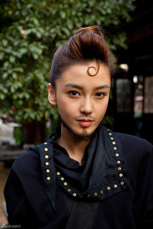 1. Angelababy: Gia hữu hỷ sự (2009) là một trong những bộ phim đầu tay của cô người mẫu nóng bỏng Angelababy - người yêu của nam tài tử Huỳnh Hiểu Minh. Vì là một tác phẩm hài nên Gia hữu hỷ sự đã cố gắng chọc cười khán giả ngay từ tạo hình của các nhân vật, tiêu biểu là tạo hình mỹ nam anh tuấn của Angelababy. Xem thêm: Những gương mặt make up "thất bại" của người đẹp / Quá sành điệu, Phạm Băng Băng biến đàn em thành "hàng nhái"? 1. Angelababy: Gia hữu hỷ sự (2009) là một trong những bộ phim đầu tay của cô người mẫu nóng bỏng Angelababy - người yêu của nam tài tử Huỳnh Hiểu Minh. Vì là một tác phẩm hài nên Gia hữu hỷ sự đã cố gắng chọc cười khán giả ngay từ tạo hình của các nhân vật, tiêu biểu là tạo hình mỹ nam anh tuấn của Angelababy. Xem thêm: Những gương mặt make up "thất bại" của người đẹp / Quá sành điệu, Phạm Băng Băng biến đàn em thành "hàng nhái"?