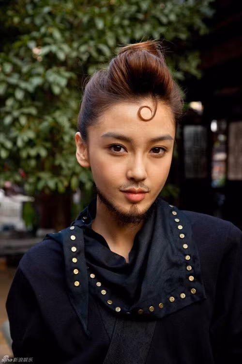 1. Angelababy: Gia hữu hỷ sự (2009) là một trong những bộ phim đầu tay của cô người mẫu nóng bỏng Angelababy - người yêu của nam tài tử Huỳnh Hiểu Minh. Vì là một tác phẩm hài nên Gia hữu hỷ sự đã cố gắng chọc cười khán giả ngay từ tạo hình của các nhân vật, tiêu biểu là tạo hình mỹ nam anh tuấn của Angelababy. Xem thêm: Những gương mặt make up "thất bại" của người đẹp / Quá sành điệu, Phạm Băng Băng biến đàn em thành "hàng nhái"?