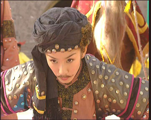 Trong Hoàn Châu Cách Cách 3, Huỳnh Dịch thế chân Triệu Vy thể hiện vai cô Cách Cách Tiểu Yến Tử nghịch ngợm, lém lỉnh. Một lần, Tiểu Yến Tử đã hóa trang thành nam giới để thỏa sức chơi đùa. Xem thêm: Những gương mặt make up "thất bại" của người đẹp / Quá sành điệu, Phạm Băng Băng biến đàn em thành "hàng nhái"? Trong Hoàn Châu Cách Cách 3, Huỳnh Dịch thế chân Triệu Vy thể hiện vai cô Cách Cách Tiểu Yến Tử nghịch ngợm, lém lỉnh. Một lần, Tiểu Yến Tử đã hóa trang thành nam giới để thỏa sức chơi đùa. Xem thêm: Những gương mặt make up "thất bại" của người đẹp / Quá sành điệu, Phạm Băng Băng biến đàn em thành "hàng nhái"?