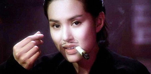 2. Lý Nhược Đồng: Nàng "Tiểu Long Nữ" Lý Nhược Đông trông vô cùng khác lạ với tạo hình tóc vuốt về đằng sau như đàn ông. Thêm vào đó, cô nàng còn được vẽ thêm bộ râu trên mặt và miệng thì phì phèo thuốc lá. Xem thêm: Những gương mặt make up "thất bại" của người đẹp / Quá sành điệu, Phạm Băng Băng biến đàn em thành "hàng nhái"? 2. Lý Nhược Đồng: Nàng "Tiểu Long Nữ" Lý Nhược Đông trông vô cùng khác lạ với tạo hình tóc vuốt về đằng sau như đàn ông. Thêm vào đó, cô nàng còn được vẽ thêm bộ râu trên mặt và miệng thì phì phèo thuốc lá. Xem thêm: Những gương mặt make up "thất bại" của người đẹp / Quá sành điệu, Phạm Băng Băng biến đàn em thành "hàng nhái"?