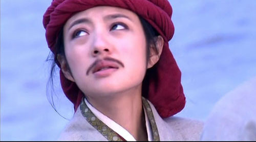 Trong Tân Ỷ Thiên Đồ Long Ký, người đẹp An Dĩ Hiên hóa thân thành quận chúa Triệu Mẫn. Có khá nhiều phân cảnh Triệu Mẫn giả nam trang, tuy nhiên khán giả đặc biệt ấn tượng với cảnh quay cô nàng đeo bộ râu giả và cùng Trương Vô Kỵ lên thuyền của Kim Hoa Bà Bà. Xem thêm: Những gương mặt make up "thất bại" của người đẹp / Quá sành điệu, Phạm Băng Băng biến đàn em thành "hàng nhái"? Trong Tân Ỷ Thiên Đồ Long Ký, người đẹp An Dĩ Hiên hóa thân thành quận chúa Triệu Mẫn. Có khá nhiều phân cảnh Triệu Mẫn giả nam trang, tuy nhiên khán giả đặc biệt ấn tượng với cảnh quay cô nàng đeo bộ râu giả và cùng Trương Vô Kỵ lên thuyền của Kim Hoa Bà Bà. Xem thêm: Những gương mặt make up "thất bại" của người đẹp / Quá sành điệu, Phạm Băng Băng biến đàn em thành "hàng nhái"?