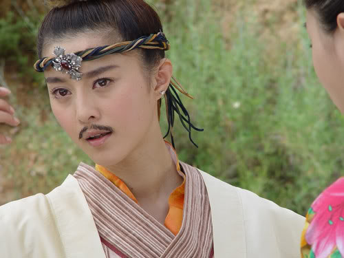 Trong bộ phim hài Chàng Trư si tình, mỹ nữ Phạm Băng Băng cũng trải nghiệm cảm giác "làm đàn ông". Tạo hình giả trai của cô nàng khiến khán giả không khỏi bật cười. Xem thêm: Những gương mặt make up "thất bại" của người đẹp / Quá sành điệu, Phạm Băng Băng biến đàn em thành "hàng nhái"? Trong bộ phim hài Chàng Trư si tình, mỹ nữ Phạm Băng Băng cũng trải nghiệm cảm giác "làm đàn ông". Tạo hình giả trai của cô nàng khiến khán giả không khỏi bật cười. Xem thêm: Những gương mặt make up "thất bại" của người đẹp / Quá sành điệu, Phạm Băng Băng biến đàn em thành "hàng nhái"?