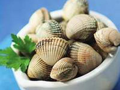 Sò: Sò là nguồn cung cấp kẽm dồi dào nhất, điều kiện cần thiết cho khả năng sinh sản của nam giới và sức khỏe tình dục. Kẽm không chỉ giúp duy trì mức độ testosterone ở nam giới, mà nó là điều cần thiết để sản xuất tinh trùng khỏe mạnh. Bên cạnh đó, thiếu kẽm có thể gây ra chứng rụng tóc ở nam giới, vì thế đàn ông cần bổ sung chất kẽm từ thực phẩm. Sò: Sò là nguồn cung cấp kẽm dồi dào nhất, điều kiện cần thiết cho khả năng sinh sản của nam giới và sức khỏe tình dục. Kẽm không chỉ giúp duy trì mức độ testosterone ở nam giới, mà nó là điều cần thiết để sản xuất tinh trùng khỏe mạnh. Bên cạnh đó, thiếu kẽm có thể gây ra chứng rụng tóc ở nam giới, vì thế đàn ông cần bổ sung chất kẽm từ thực phẩm.