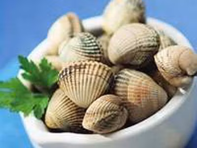 Sò: Sò là nguồn cung cấp kẽm dồi dào nhất, điều kiện cần thiết cho khả năng sinh sản của nam giới và sức khỏe tình dục. Kẽm không chỉ giúp duy trì mức độ testosterone ở nam giới, mà nó là điều cần thiết để sản xuất tinh trùng khỏe mạnh. Bên cạnh đó, thiếu kẽm có thể gây ra chứng rụng tóc ở nam giới, vì thế đàn ông cần bổ sung chất kẽm từ thực phẩm.