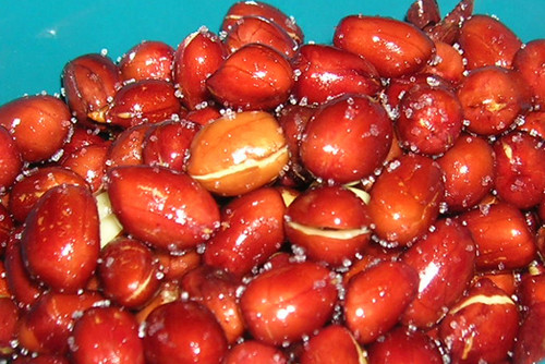 Lạc: Lạc (đậu phộng) thường xuyên có tác dụng ngăn ngừa nguy cơ mắc căn bệnh tim mạch. Bên cạnh đó, nó cón có tác dụng làm giảm lượng cholesterol và chất béo trong máu. Lạc: Lạc (đậu phộng) thường xuyên có tác dụng ngăn ngừa nguy cơ mắc căn bệnh tim mạch. Bên cạnh đó, nó cón có tác dụng làm giảm lượng cholesterol và chất béo trong máu.