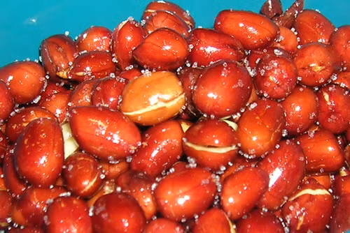 Lạc: Lạc (đậu phộng) thường xuyên có tác dụng ngăn ngừa nguy cơ mắc căn bệnh tim mạch. Bên cạnh đó, nó cón có tác dụng làm giảm lượng cholesterol và chất béo trong máu.