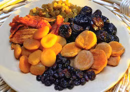 Trái cây khô: Khóm khô, mơ khô cùng các loại trái cây khô khác chỉ là sản phẩm của quá trình làm mất đi lượng nước tự nhiên trong trái cây tươi mà thành, trong trái cây khô vẫn còn đầy đủ các thành phần vitamin có ích. Ngoài các loại vitamin có ích ra, trong trái cây khô còn chứa lượng lớn chất sắt và kali.