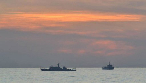 Bức hình hải quân Philippines chụp hai tàu hải giám Trung Quốc tại bãi cạn Scarborough – Nguồn: AFP Bức hình hải quân Philippines chụp hai tàu hải giám Trung Quốc tại bãi cạn Scarborough – Nguồn: AFP