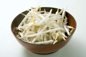 Chất antioxidants trong rau mầm giúp bảo vệ bạn tránh khỏi những hóa chất phóng xạ và độc hại, chúng giúp cơ thể tự tẩy rửa, trừ khử, tái tạo và chữa lành mà trong rau mầm lại giàu antioxidants. Antioxidants enzim cũng rất là quan trọng vì chúng là tinh chất cho sự hoạt động của hệ miễn nhiễm và rau mầm là một trong những nguồn gốc tốt nhất cho sự dinh dưỡng quan trọng này. Xem thêm: Các cây thuốc dân gian chữa bệnh hiệu quả.