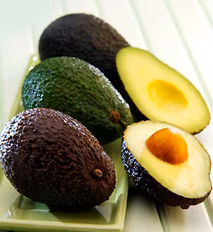 2. Lượng kali trong trái bơ còn dồi dào hơn cả chuối (chiếm khoảng 60%). Kali giúp chống lại các bệnh về tuần hoàn máu bao gồm: tăng huyết áp, bệnh tim, đột quỵ. Xem thêm: 11 loại thảo dược dễ tìm giúp bạn có hơi thở thơm tho / Những thực phẩm cực tốt giúp thanh nhiệt, giải độc trong mùa hè (P2)