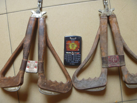 "Cần thoát trên ghế máy bay", giá 400.000 đồng.