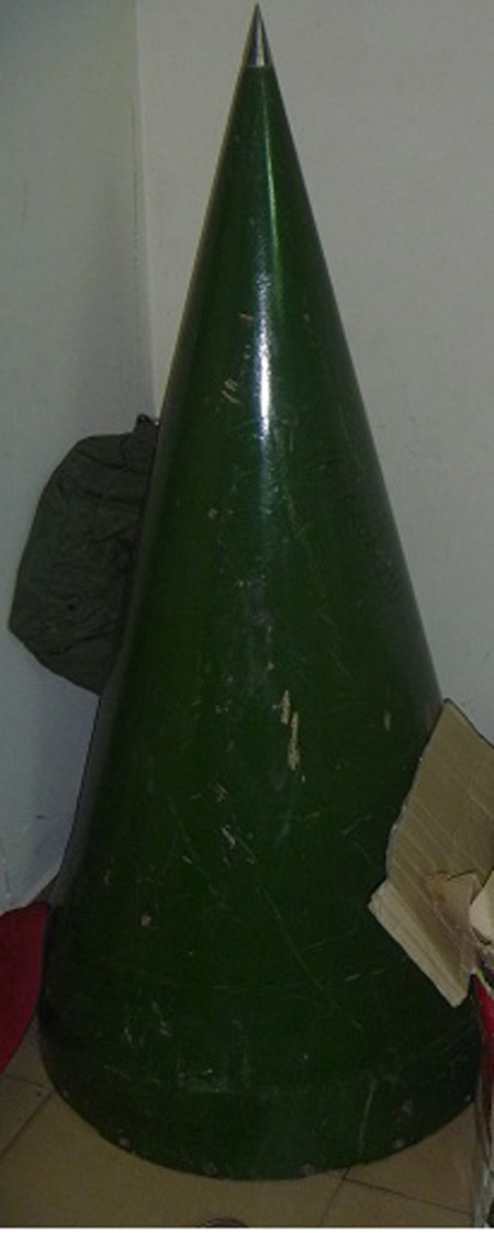 "Đầu mũi máy bay MiG-21F trong kháng chiến chống Mỹ, dài 130cm, đường kính 65cm bằng composit, mũi bọc kim loại giá 1,6 triệu".