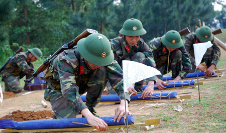 Giờ học gói, buộc thuốc nổ của các chiến sĩ mới Giờ học gói, buộc thuốc nổ của các chiến sĩ mới