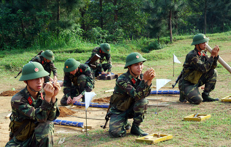 Giờ học tra lắp ngòi nổ Giờ học tra lắp ngòi nổ