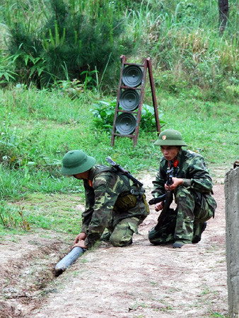 Đặt bộc phá mở cửa đánh chiếm đầu cầu Đặt bộc phá mở cửa đánh chiếm đầu cầu