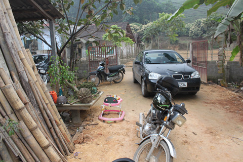 Đại gia cũng đi ô tô lên "thầy" Khang chữa bệnh. Đại gia cũng đi ô tô lên "thầy" Khang chữa bệnh.