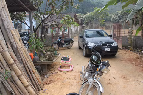 Đại gia cũng đi ô tô lên "thầy" Khang chữa bệnh.