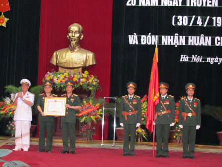 Đô đốc Nguyễn Văn Hiến, Thứ trưởng Bộ Quốc phòng gắn huân chương lên Quân kỳ và trao bằng chứng nhận Huân chương Quân công hạng nhì cho lãnh đạo Cục Tác chiến điện tử. Đô đốc Nguyễn Văn Hiến, Thứ trưởng Bộ Quốc phòng gắn huân chương lên Quân kỳ và trao bằng chứng nhận Huân chương Quân công hạng nhì cho lãnh đạo Cục Tác chiến điện tử.
