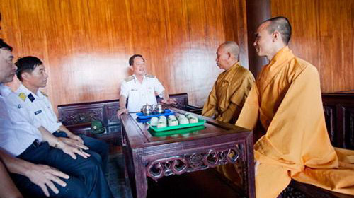 Chuẩn đô đốc Trần Đình Xuyên, phó tư lệnh Quân chủng Hải quân, phó trưởng đoàn công tác, bàn giao chùa Song Tử Tây cho hai tăng sĩ - Ảnh: Tiến Thành Chuẩn đô đốc Trần Đình Xuyên, phó tư lệnh Quân chủng Hải quân, phó trưởng đoàn công tác, bàn giao chùa Song Tử Tây cho hai tăng sĩ - Ảnh: Tiến Thành