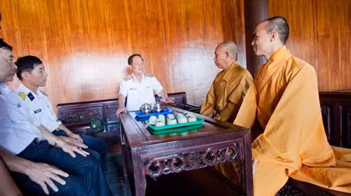 Chuẩn đô đốc Trần Đình Xuyên, phó tư lệnh Quân chủng Hải quân, phó trưởng đoàn công tác, bàn giao chùa Song Tử Tây cho hai tăng sĩ - Ảnh: Tiến Thành