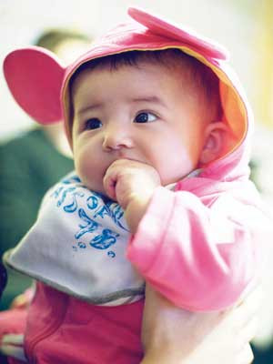 Sợ con lạnh, nhiều bậc cha mẹ “vũ trang tận răng”cho bé giữa trời hè. Ảnh: Jake Jung