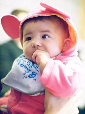 Sợ con lạnh, nhiều bậc cha mẹ “vũ trang tận răng”cho bé giữa trời hè. Ảnh: Jake Jung