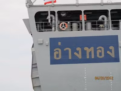 Tàu đổ bộ của Thái Lan sẽ chạy bằng 2 động cơ diesel Catepillar C280-12 công suất 4.060 kW mỗi động cơ. Tàu được trang bị thiết bị trợ lái ở mũi. Tốc độ tối đa 17 hải lý/h, cự ly hành trình trên biển ở tốc độ 12 hải lý/h là 5.000 hải lý. Nguồn điện được cấp bởi 4 máy phát 3512B công suất 900 kW.