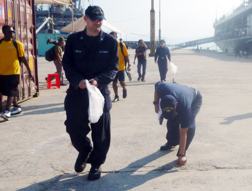 Họ tỉ mỉ nhặt nhạnh mọi thứ rác, dù chỉ là một mẩu tàn thuốc bé tí! - Ảnh: HC