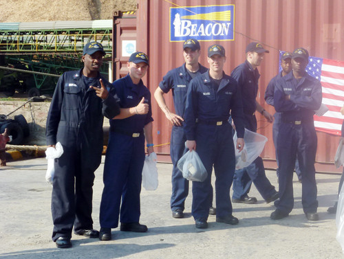 Các thuỷ thủ Mỹ tỏ ra rất vui sau khi dọn sạch vệ sinh cầu cảng Tiên Sa - Ảnh: HC