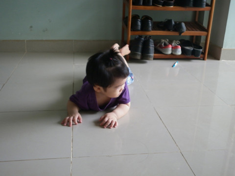 Trẻ lê la dưới đất nguy cơ nhiễm chì cao. Trẻ lê la dưới đất nguy cơ nhiễm chì cao.