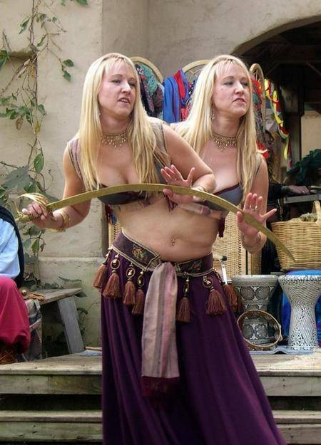 Nhiều các cặp song sinh dính liền sẽ được tiến hành phẫu thuật để tách rời. Tuy nhiên, vì lý do nào đó như 2 người cùng chung một cơ thể, chung bộ phận sinh dục, chung chi dưới…không thể trở thành 2 cơ thể độc lập. Xem thêm: Những loại quả cực tốt giúp thanh nhiệt, giải độc cho mùa hè.