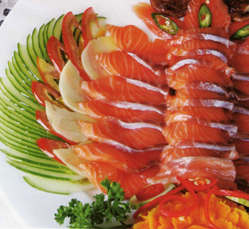 Cá nước lạnh giúp cung cấp lượng axit béo omega-3, nên ăn các loại cá nước lạnh như: cá hồi, cá trích, cá mòi, cá trổng, các ngừ (không ăn nhiều hơn 1 lần trong tuần) và cá thu. Xem thêm: Những loại trái cây cực tốt cho “đấng mày râu"/ Chùm ảnh: Những thực phẩm ngăn ngừa bệnh viêm khớp hiệu quả