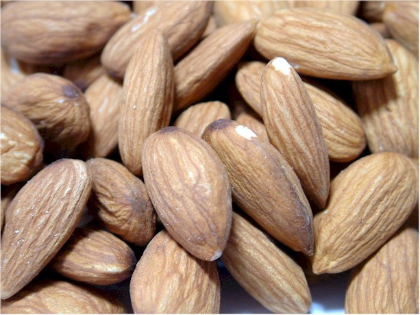 Ngoài ra, hạt còn là nguồn cung cấp protein và chất béo có lợi. Và như hầu hết các loại thức ăn khác, các loại hạt ít muối và đường sẽ là một sự lựa chọn tốt hơn các bữa ăn nhanh ít dinh dưỡng. Vỏ bọc muối và đường trên hạt không có lợi cho sức khỏe, khiến bạn ăn nhiều bởi vì chúng kích thích não tạo sự thèm muốn ăn thêm nhiều muối và đường hơn nữa. Xem thêm: Những loại trái cây cực tốt cho “đấng mày râu"/ Chùm ảnh: Những thực phẩm ngăn ngừa bệnh viêm khớp hiệu quả