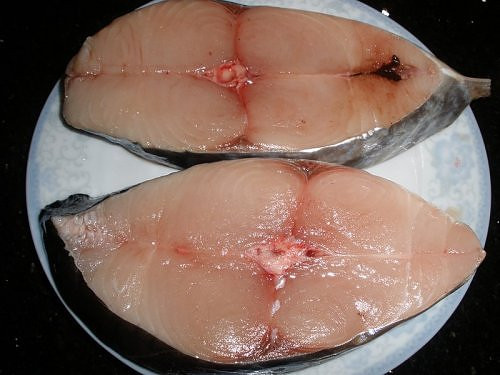 Cá được coi là thức ăn tốt cho trí não. Cá chứa nhiều chất béo, chẳng hạn như cá hồi có nhiều axit béo omega-3 DHA, vốn được biết đến giúp tăng chất lượng màng và chức năng chất xám trong não. 20% chất xám được tạo nên từ DHA, Một vài nghiên cứu đã thấy rằng cung cấp DHA sẽ tăng chất xám trong bán cầu não, đồi hải mã và những vùng khác của bộ não liên quan đến tâm lý con người. Những người bị trầm cảm có ít chất xám ở những vùng này so với người tâm lý bình thường. Ngoài ra, cá cũng là một nguồn cung cấp vitamin, ổn định lượng đường trong máu. Ăn một lượng nhỏ loại protein này có thể giúp bạn có tâm lý tốt trong cả tuần. Xem thêm: Những loại trái cây cực tốt cho “đấng mày râu"/ Chùm ảnh: Những thực phẩm ngăn ngừa bệnh viêm khớp hiệu quả