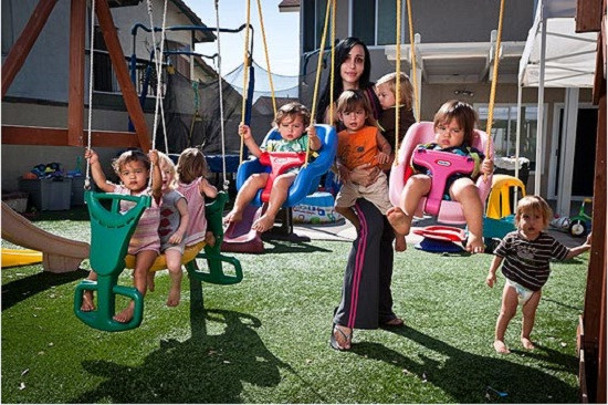 Cô Nadya Suleman cùng 8 người con của mình sau ca sinh kỷ lục vào ngày 26/1/2009. Cô Nadya Suleman cùng 8 người con của mình sau ca sinh kỷ lục vào ngày 26/1/2009.